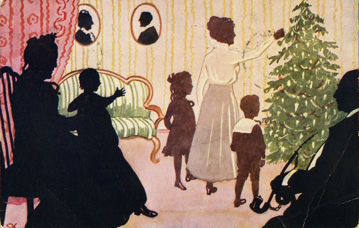 Julekort. Fødselsdagshilsen. Silhuetter. Familien er samlet til julefeiring. Mor tenner lysene på juletreet. Illustrert av Sverre Knudsen. Stemplet 31.12.1920.