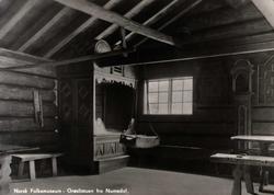 Postkort. Interiør fra Grøslistua fra Numedal. Numedalstunet