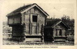 Postkort. Loft og bur fra Mo i Telemark. Telemarkstunet, NF.