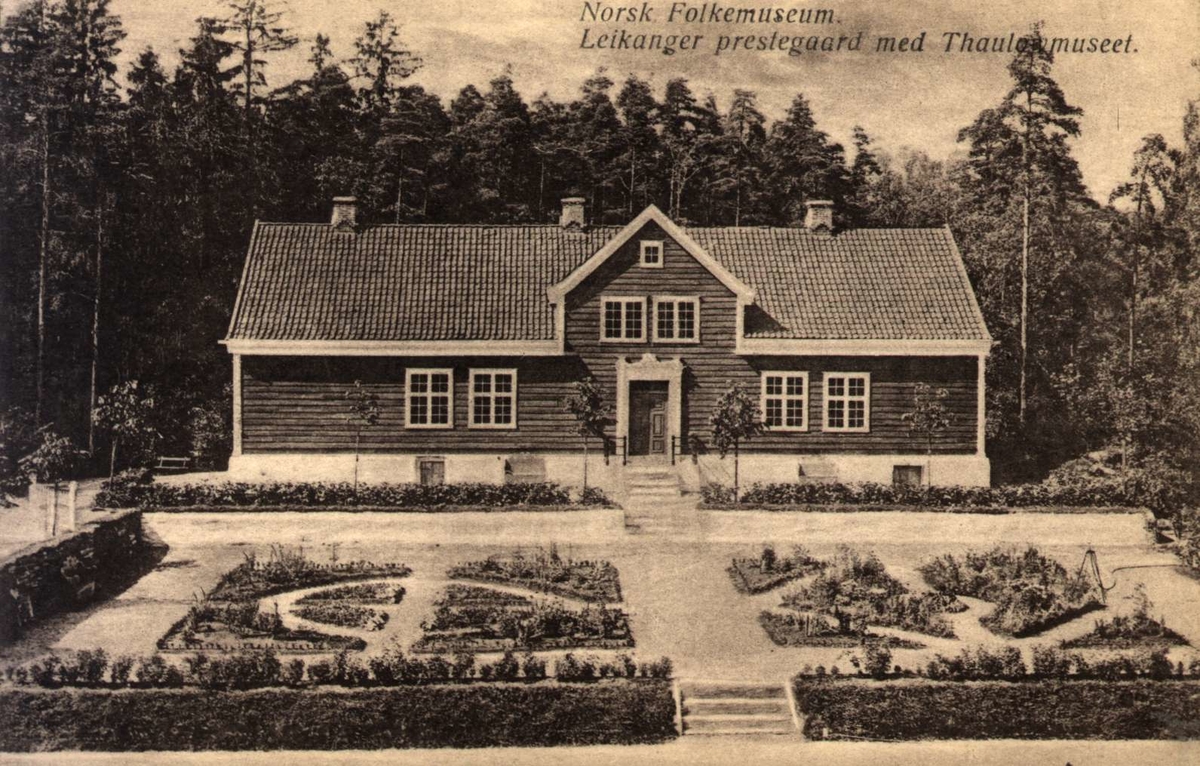 Postkort. Leikanger prestegård fra Sogn med Thaulowmuseet.  Thaulow, NF.