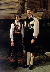 Postkort.  Kvinne- og mannsdrakt fra Aust-Telemark. Utstilli