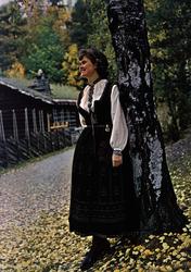 Postkort.  Kvinnebunad fra Nordfjord. Utstilling NF.