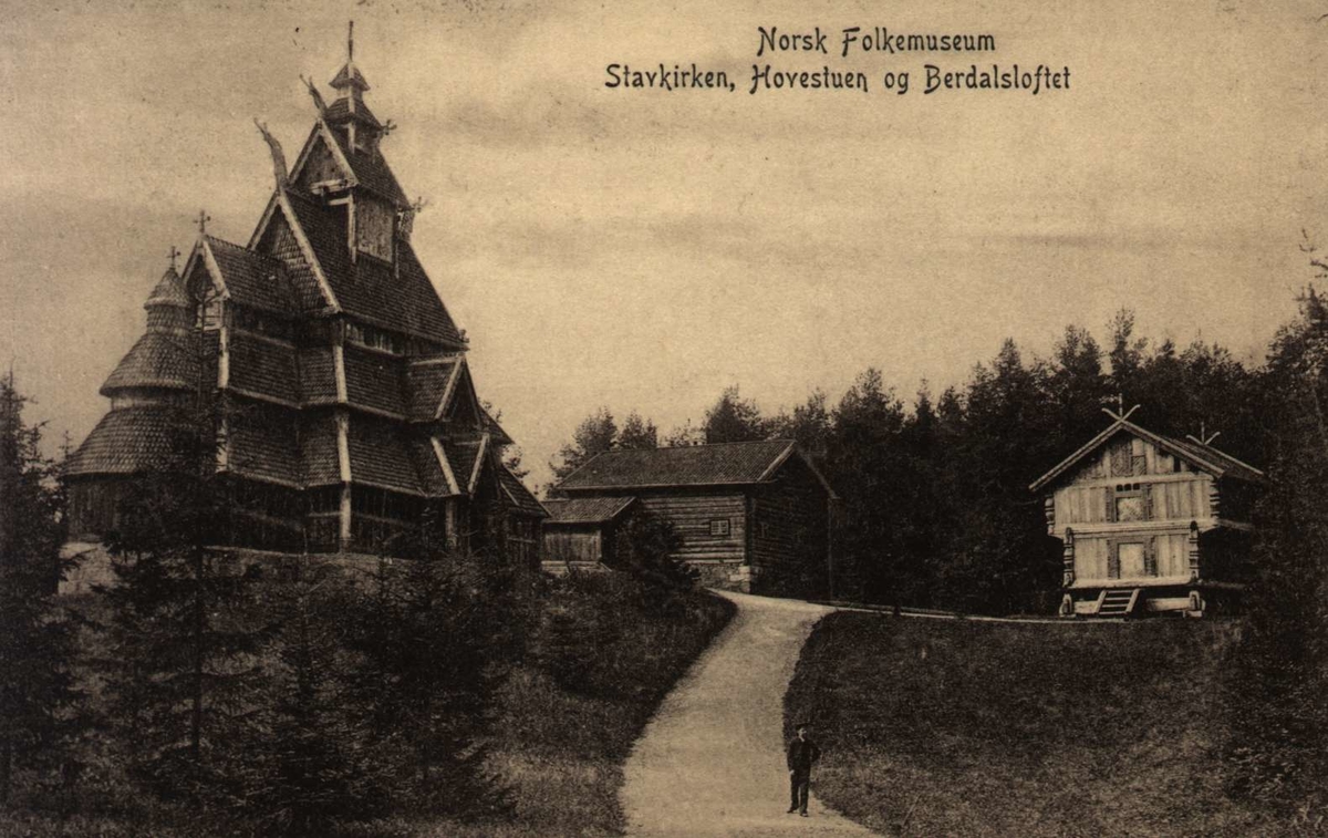 Postkort. Norsk Folkemuseum. Gol Stavkirke, Hovestua, Berdalsloftet.