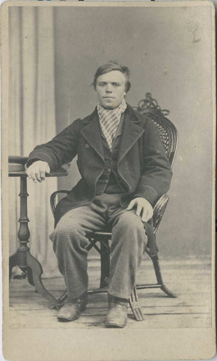 Fangeportrett. Olaus Johannesen fra Støren, arrestert i Drammen i 1866 eller 1867, innsatt i distriktsfengslet i Hokksund for ikke å ha fremmøtt til sesjon.