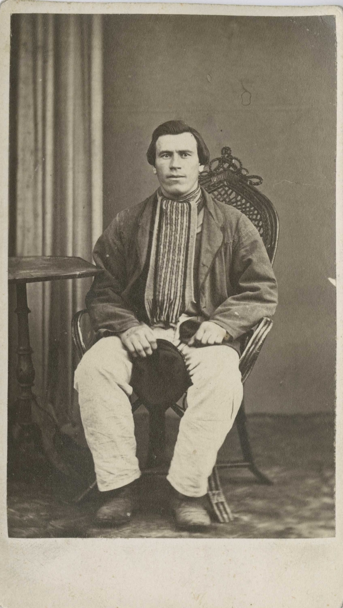Fangeportrett. Carl Johan Andreasen, Christiania, arrestert i 1868, innsatt i distriktsfengslet i Hokksund for ulovlig brennevinssalg.