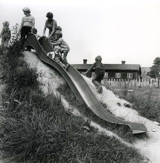Vid Träslottet, Arbrå. Barn och vuxna leker vid rutschkana.