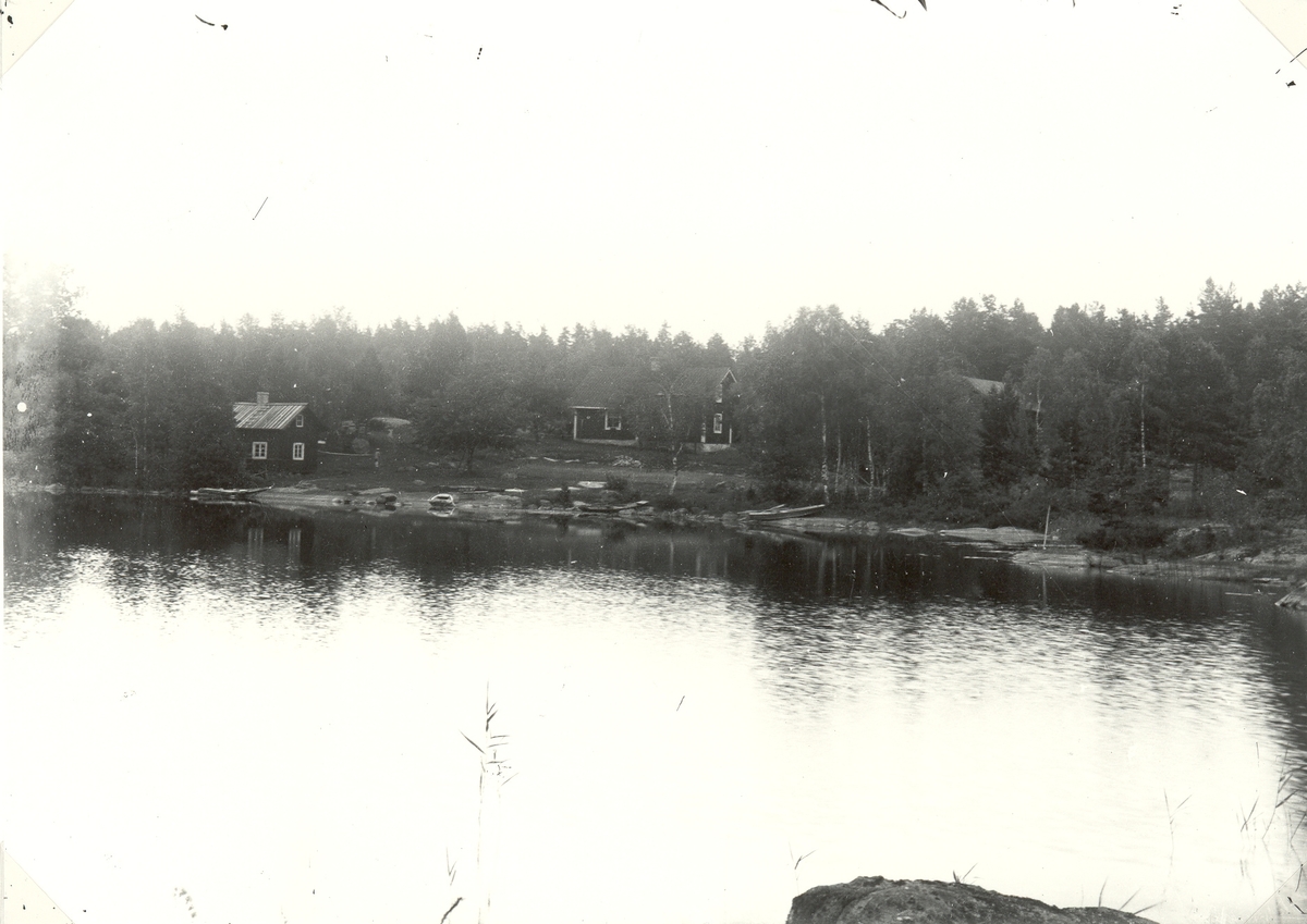 Kyrkvaktmästare Albin Johanssonsbostad i Sundsholm vid sjön Hjorten.