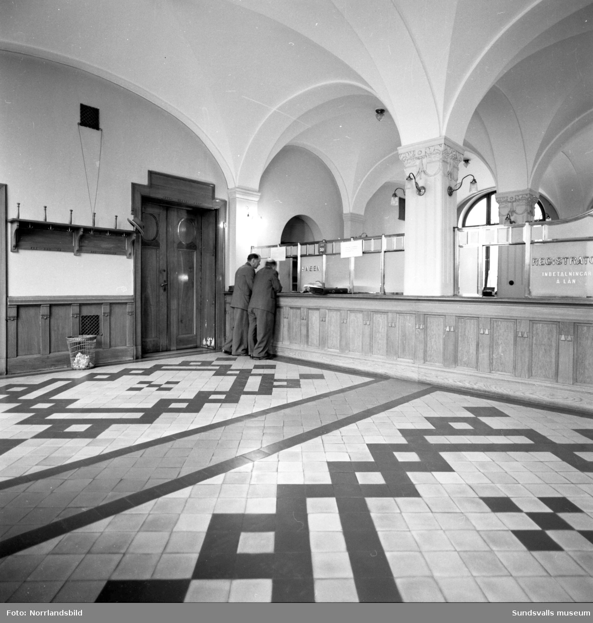 Interiörbild från Riksbanken på Storgatan 29. ett par år innan lokalerna byggdes om till museum.