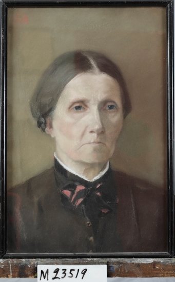 Pastellmålning.
Porträtt föreställande Siri Ekedahls faster, fru Helena Åkerlund, f. Andersson (1826-    ). 
Äldre dam i svart klänning med svart och röd rosett fram.