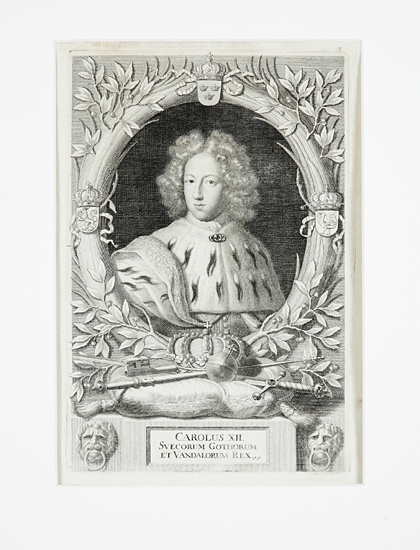 Kopparstick (reproduktion ?). 
Porträtt föreställande Karl XII (1682-1718), som ung med allongeperuk m.m. inom lagerkrans. Latinsk text:
"Carolus XII, Svecorum, Gothorum et Vandalorum Rex".