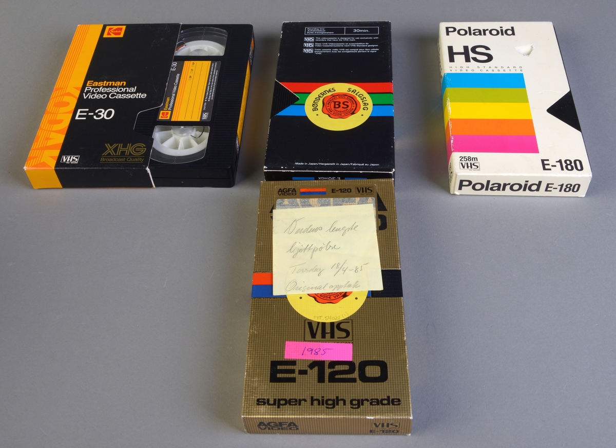 18 videokassetter i hvite plastetui. Kassettene inneholder "Video-Aviser" fra BS fra 1986 til 1989. Samlingen er ikke komplett. For innhold se "Andre opplysninger".
Etuiene har plastlommer der det er lagt inn papir med trykk. På forsiden står det skrevet "Video-Avis" og nummeret, mens det på baksiden står skrevet hva kassettene inneholder. Teksten er rammet inn av gule og røde striper, og det er bilde av hvite dyr på ulik fargebakgrunn.