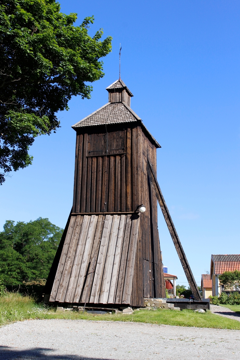 Arkeologisk schaktningsövervakning, klockstapel, Torsvi kyrka, Torsvi socken, Uppland 2016