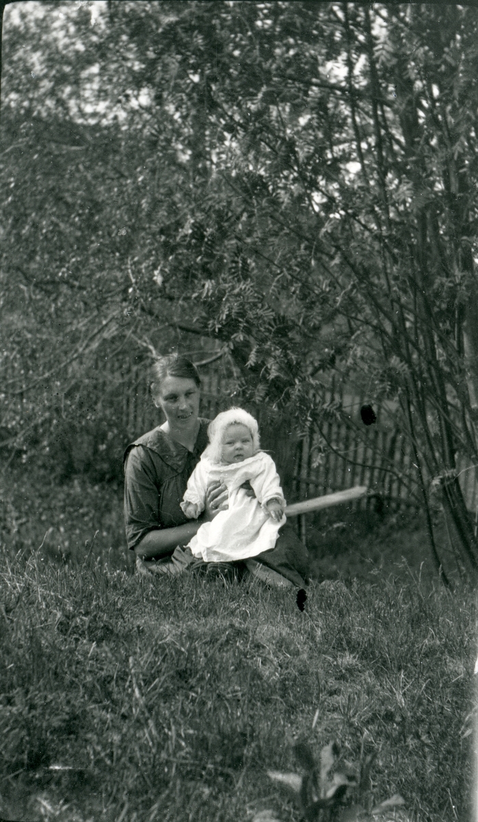 Olga Veglingsrud med dotter Ingebjørg.