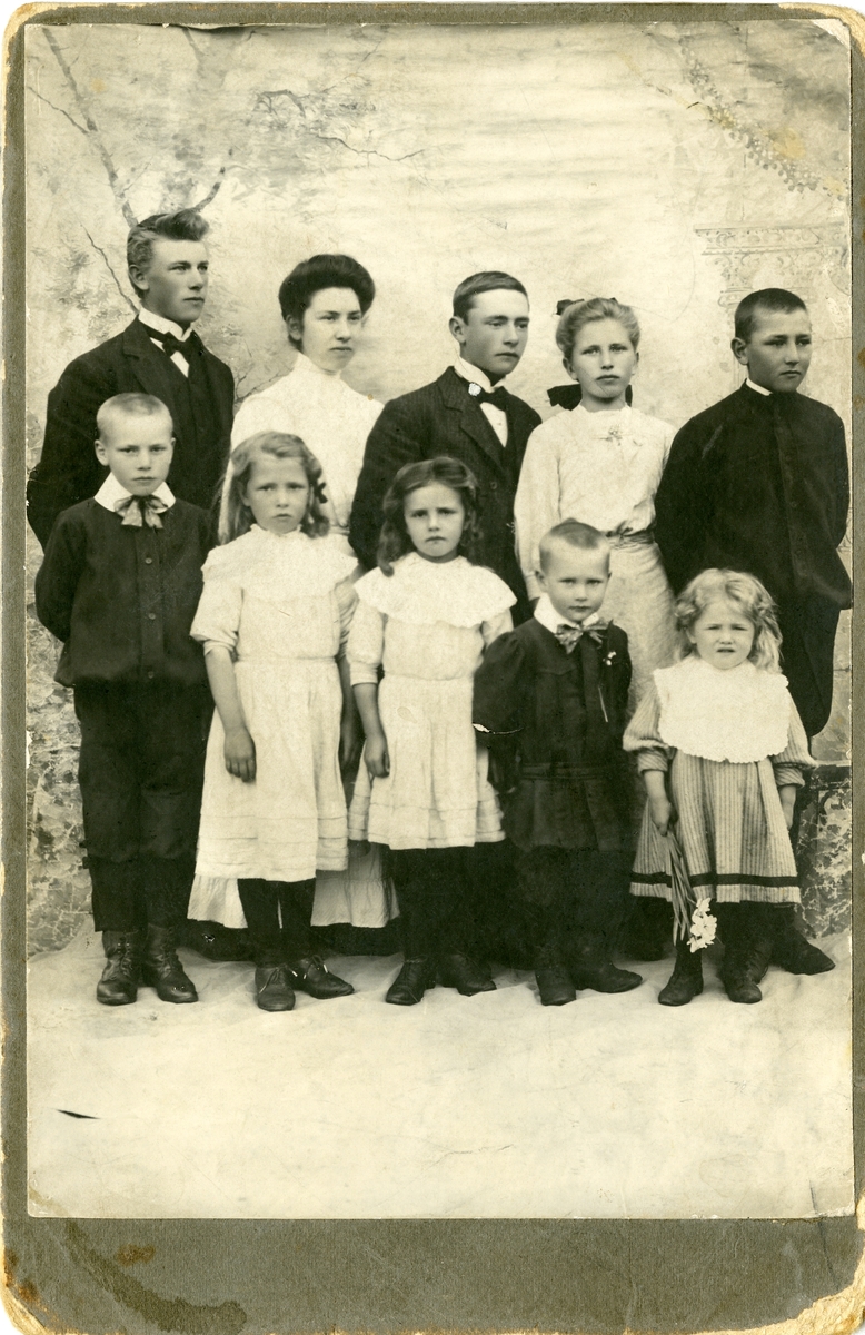 Familieportrett av barna til Ole E. Thorsrud.
