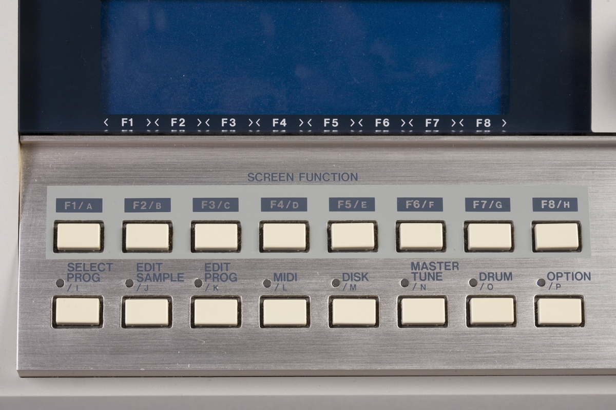 16-bit stereo digital sampler. Polyfonisk, 16 stemmer. 2MB innebygget RAM (kan utvides til 32MB). Panel med 35 knotter og pader. LCD-skjerm. Diskettstasjon.