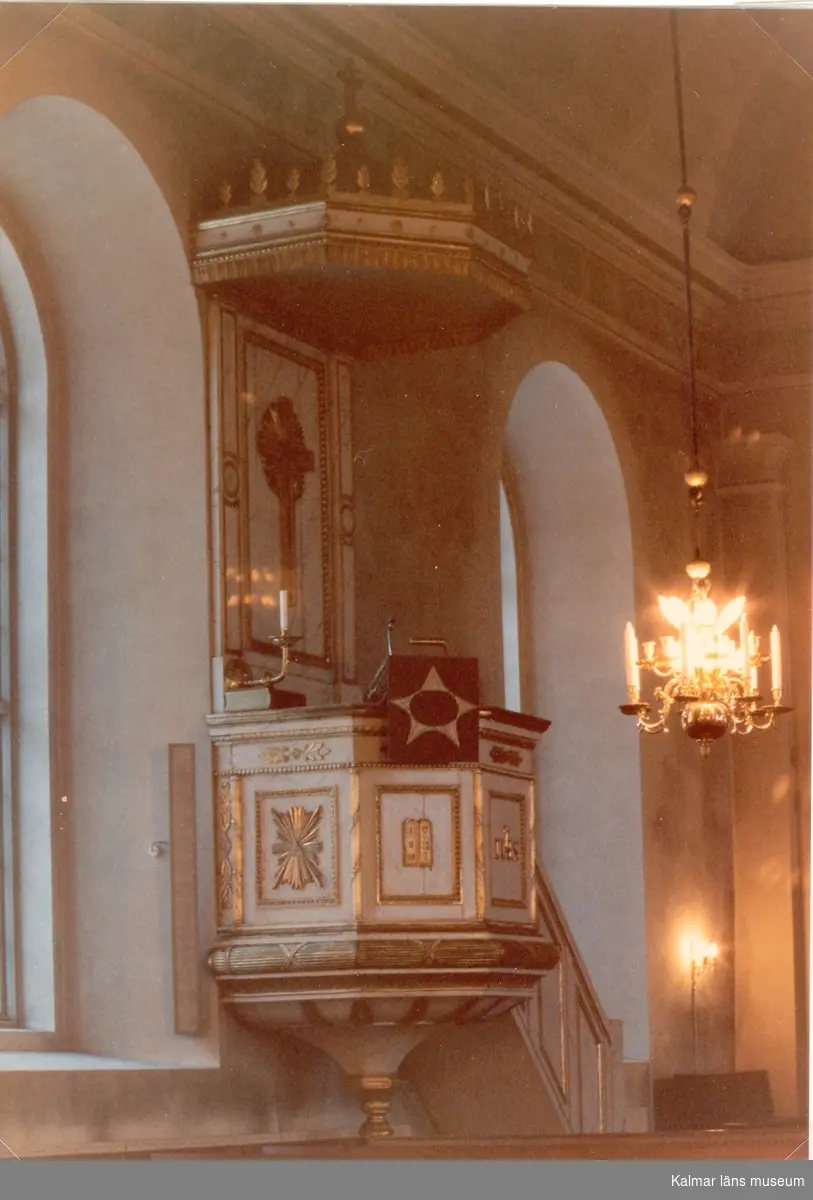 Interiör från Lofta kyrka.
Före renovering 1992.