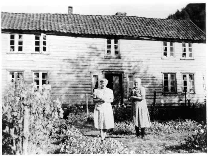 Vodlen - Kvinner foran huset
