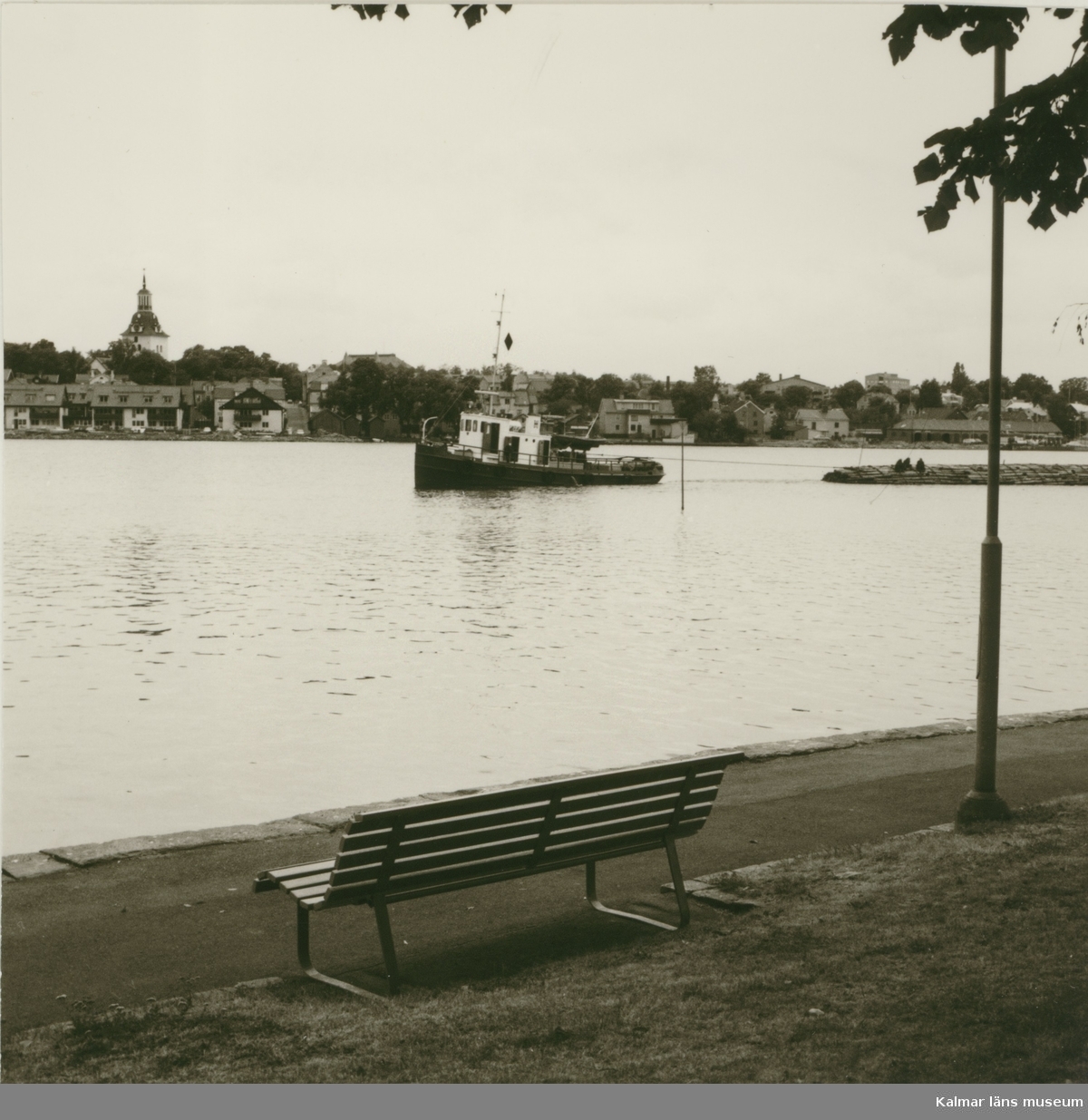 Bogserbåten Trafik, tillhörande Ingemar Hansson, Båtskärsnäs. Drar timmer i Västerviks hamn.