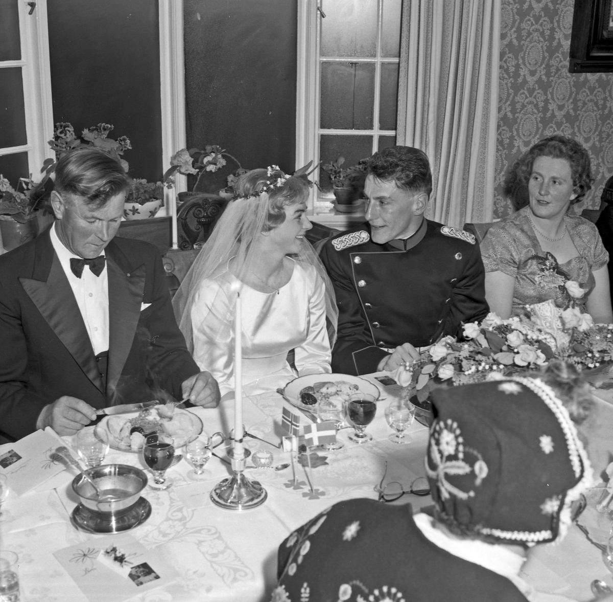 Portrett bryllup, brudeparet og gjester ved pyntet bord - bestiller O. V. Rossebø