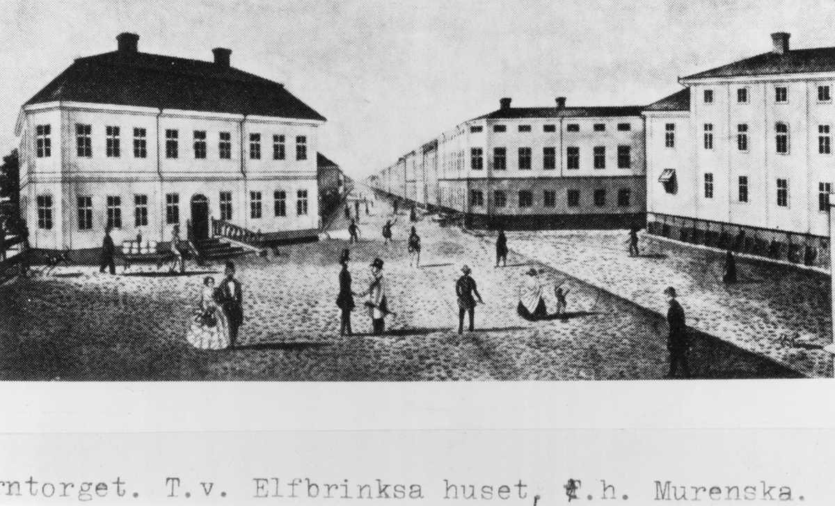 Gävle stad – Norr.
Järntorget (ungefär där Drottninggatan nu möter Centralplan) med Drottninggatan mot väster. Till vänster kommunalrådet Elfbrinks hus, till höger Murenska huset. De förstördes vid stadsbranden 1869.
