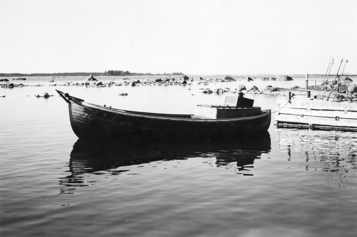 Fiskebåt med motor, "kutter" byggd av Oskar Östlund 1947.