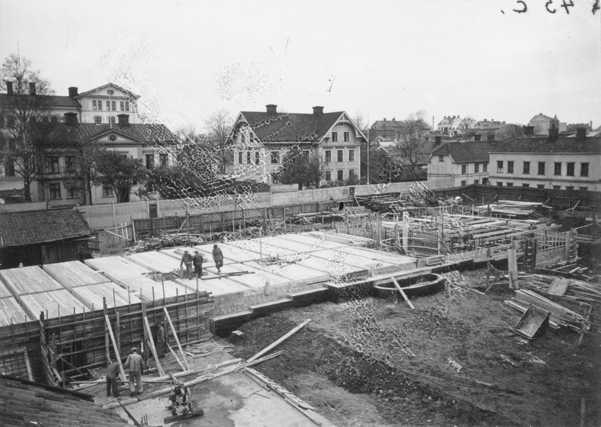 Grundläggningsarbetet pågår.

Bild tagen i samband med arbetet att uppföra Gävle Museum åren 1938-40.
