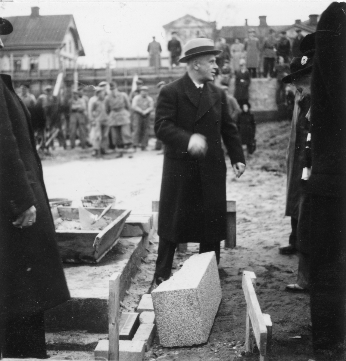 Grundstenen för Gävle Museum lägges 26 oktober 1938. Borgmästare Nils Berlin förbereder sig inför att mura grundstenen.
