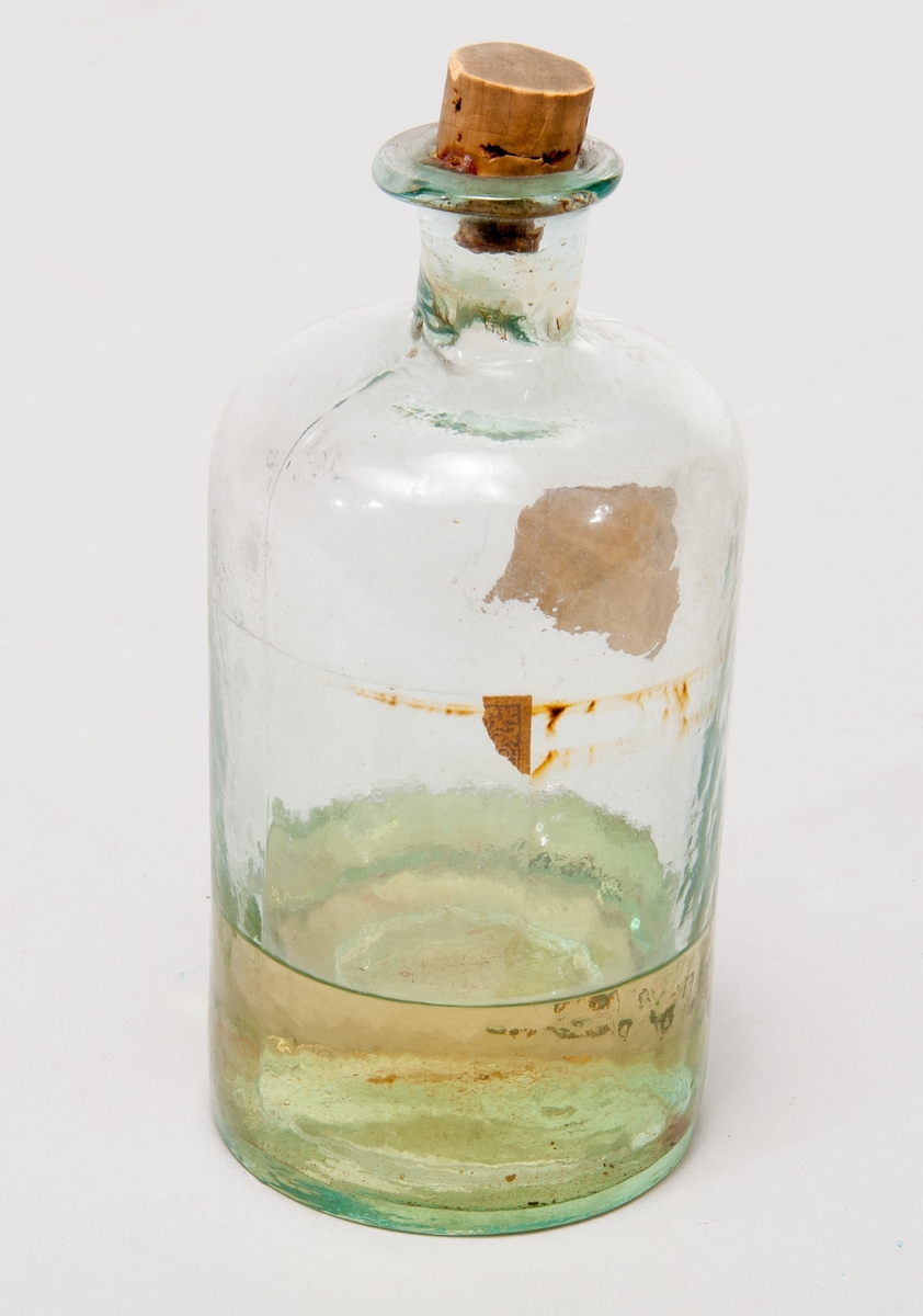 Prov på produkt ur finkelolja, i  flaska av glas med etikett: "99-106 103-105 […]"
