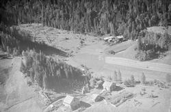 Vestre Gausdal. To gårdsbruk med Sveen i forkant og Sagsveen