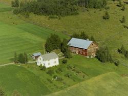 Gård Agg, Østre Gausdal, malingsslitt, rød driftsbygning, hv