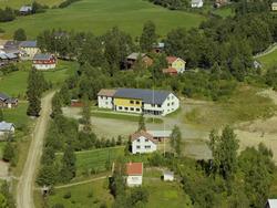 Follebu samfunnshus, Bygdahuset i Follebu. Hvit-og delvis gu