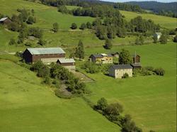 Avlund. Gårdsbruk. To store bygninger, stor driftsbygning, s