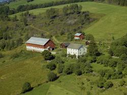 Steine. Gårdsbruk. Hvit to-etasj. bygning, stor rød driftsby