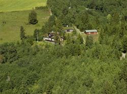 Langenhytta. Hyttetun med ei stor og to mindre tømmerhytter,