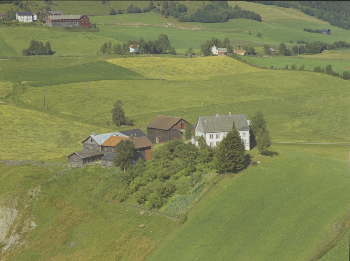 Gårdsbruk, flere gårder bak, ved Segalstad bru, Østre Gausdal