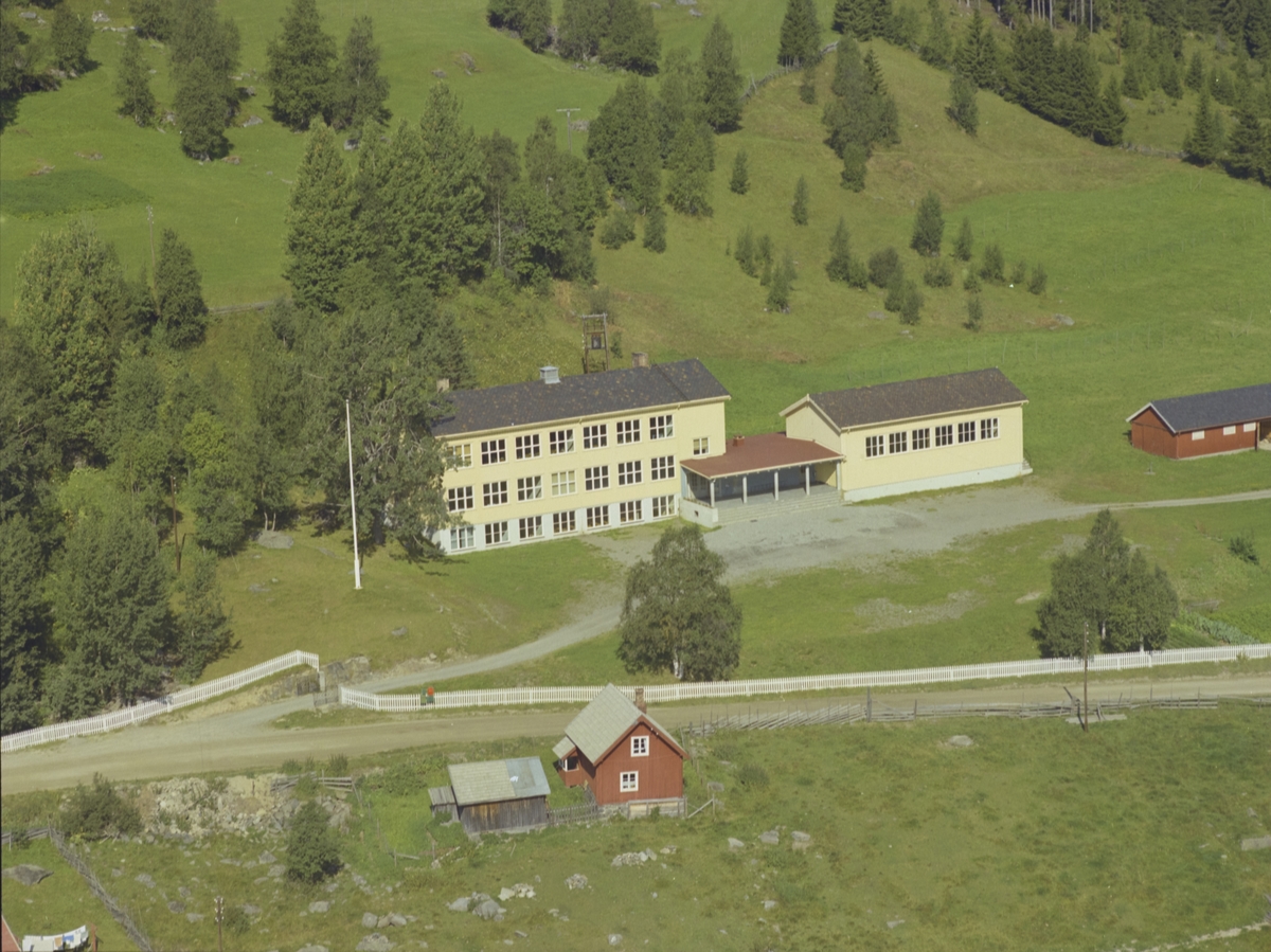 Engjom skole, rødt lite bolighus, Svingvoll, Østre Gausdal - Maihaugen ...