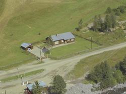 Aursand. Privathus, enetasjes, rødmalt og inngjerdet. Rød ga