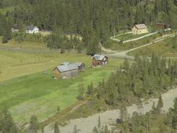 Bak: Veines (Ivar Haugen), gult bolighus med hvitt gjerde, F