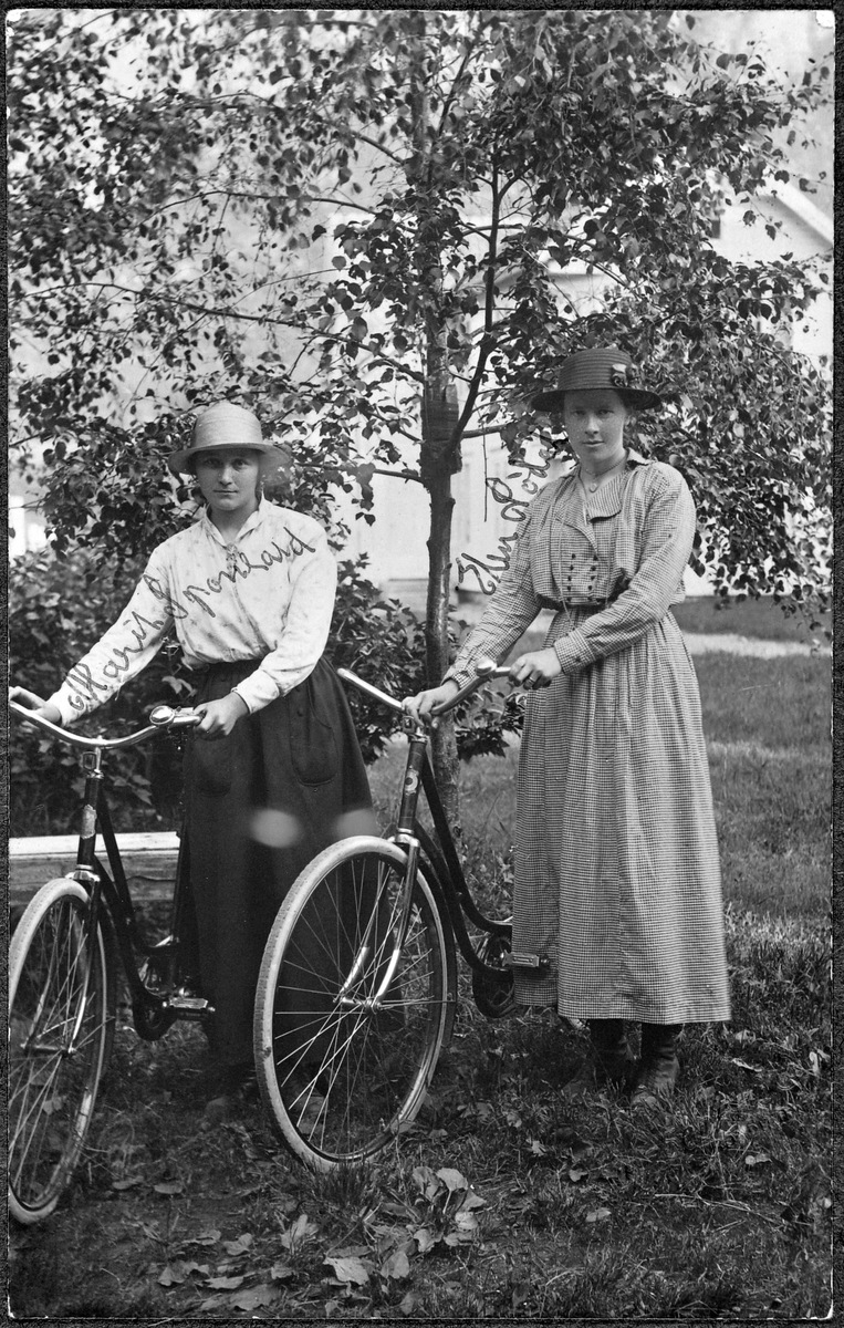 Marit Bordstad og Ellen Sødal med sine nye sykler.