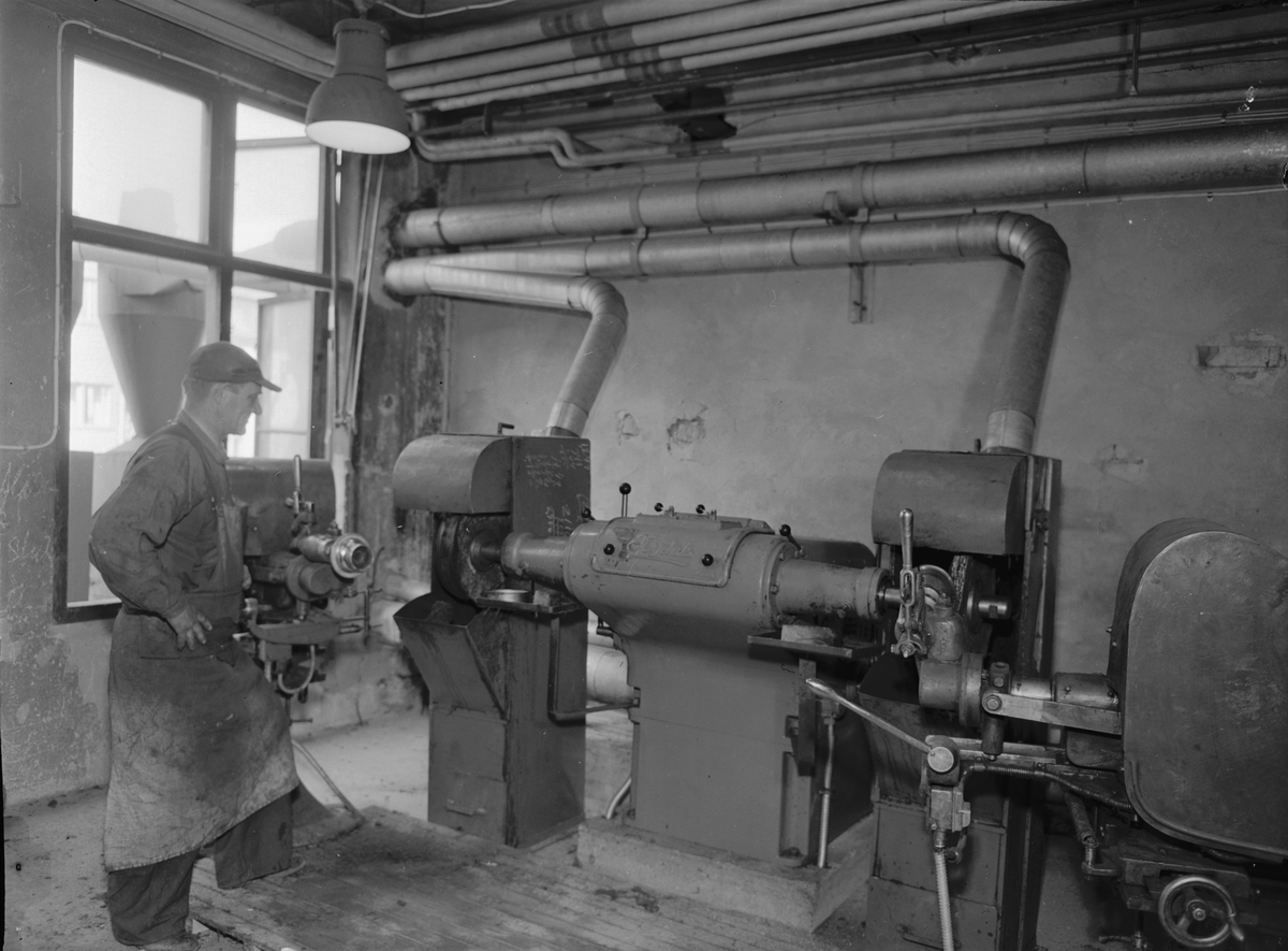 Arbetare vid putsmaskin av fabrikatet Nydals.