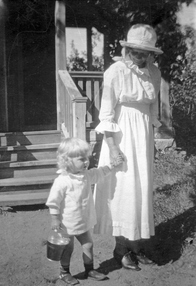 Ester Bauer och sonen "Putte", med leksakshink i handen, på Björkudden utanför Gränna.