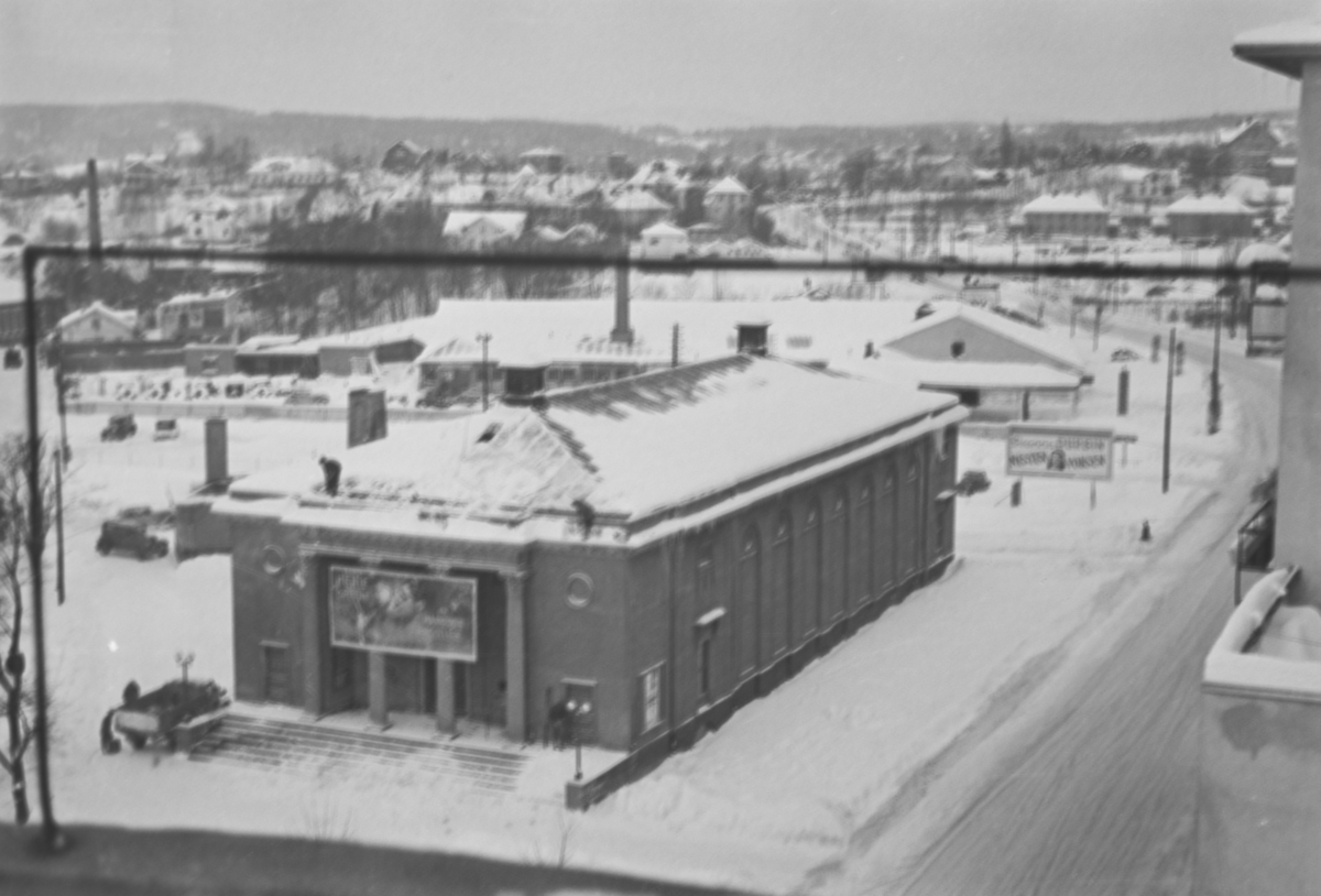 Utsikt mot kinopaleet (Kino-Palæet) i krysset Sørkadalsveien/Fridtjof Nansensvei.