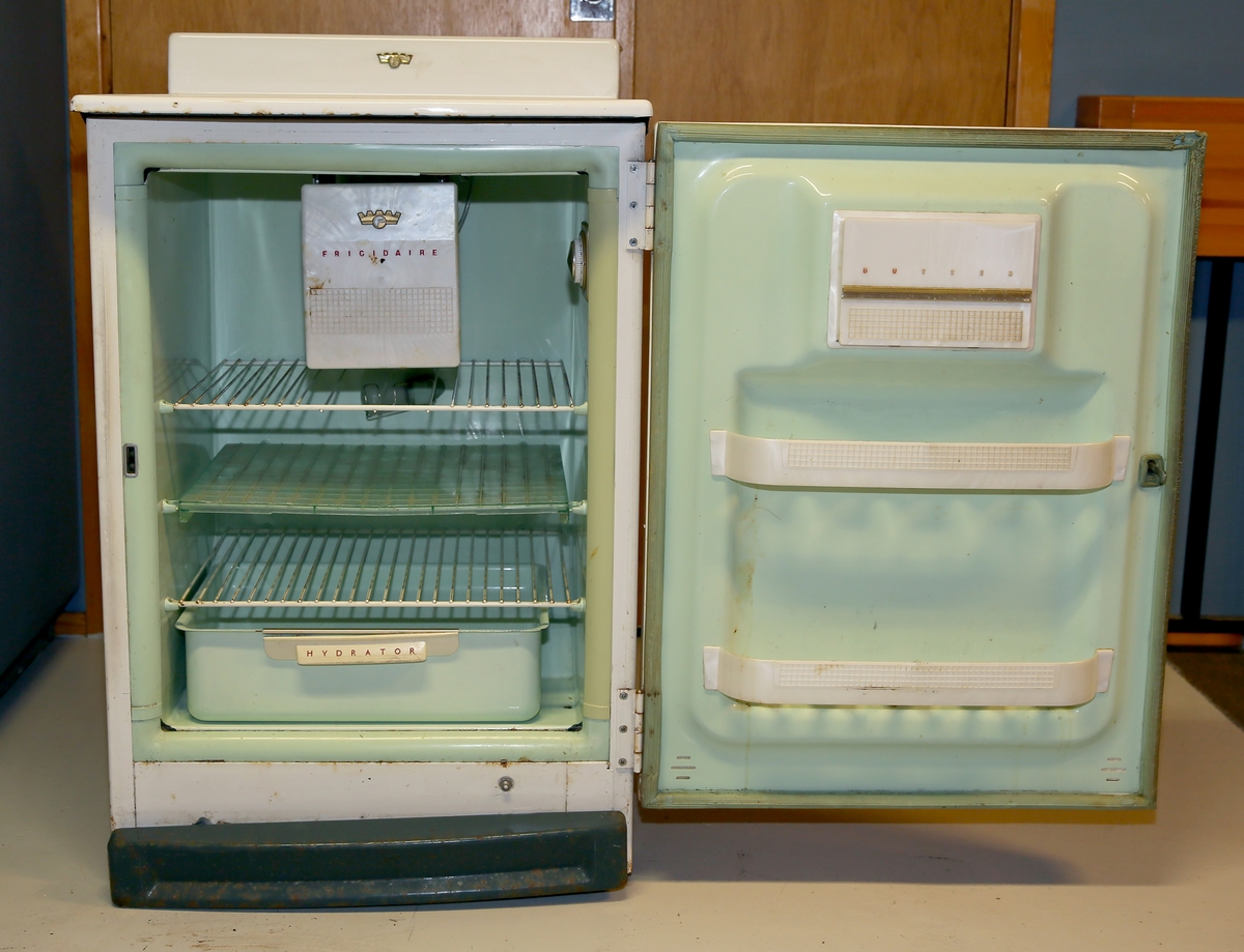 Kjøleskap med tre hyller og en skuff samt to hyller på innsida av skapdøra