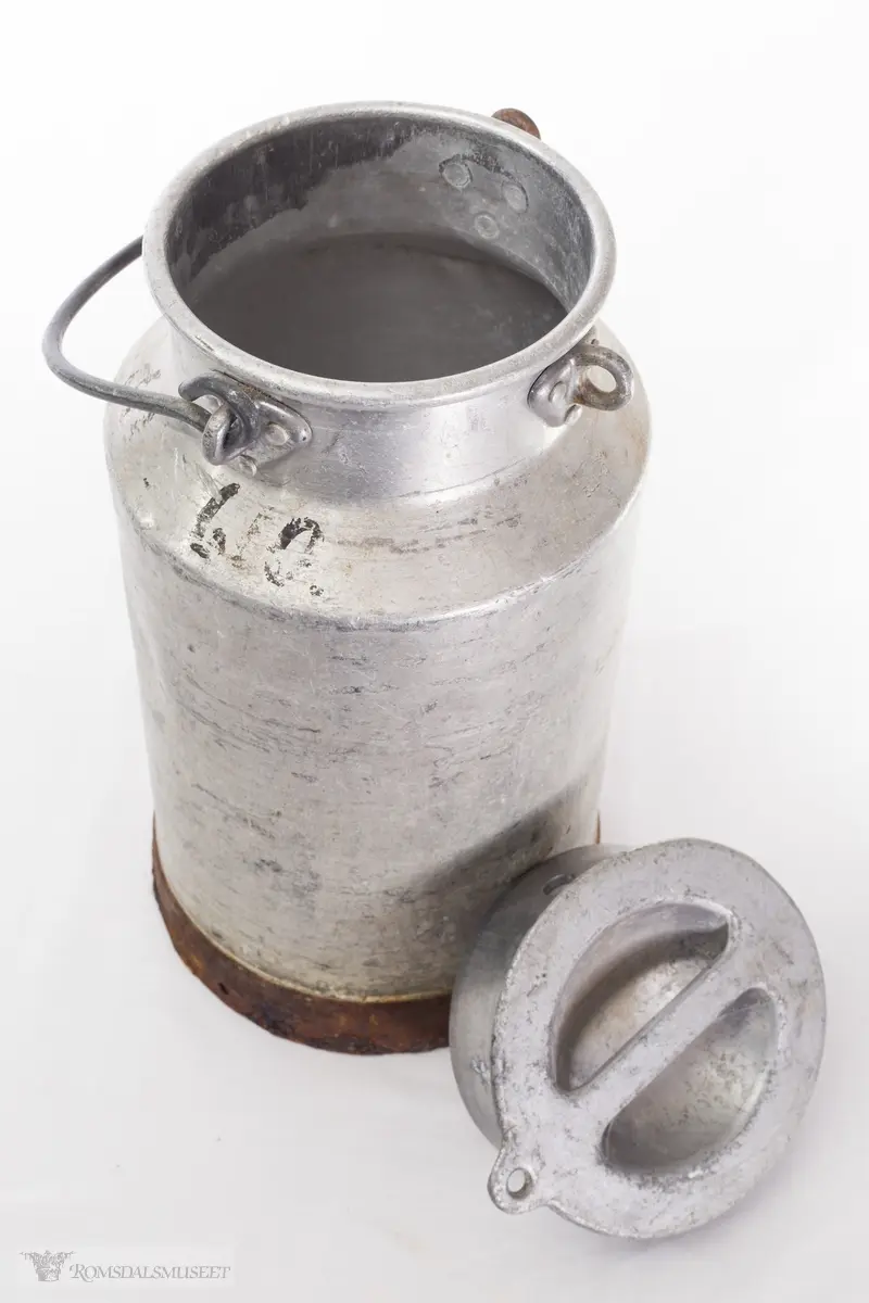 Hank og lokk, jernring nederst.