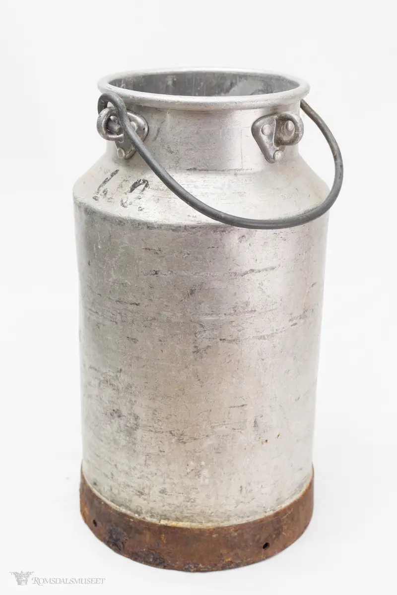 Hank og lokk, jernring nederst.