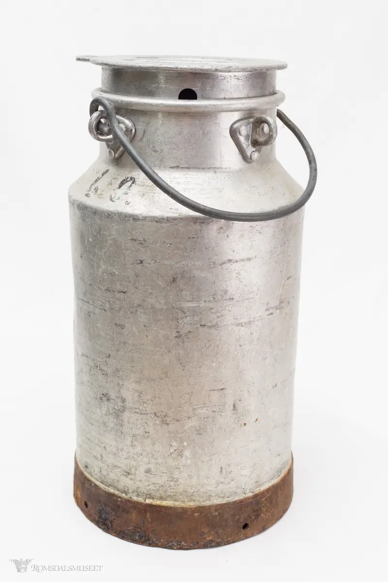 Hank og lokk, jernring nederst.