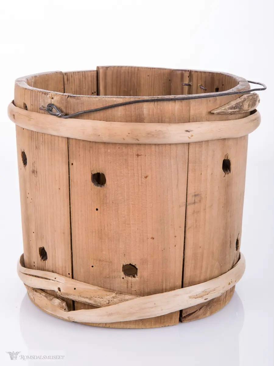 Lagget av 6 staver som har 2 hull i hver. Gjennomhullet bunn med kors og 4 hull. Hank av streng festet med . Gjordet oppe og nede.