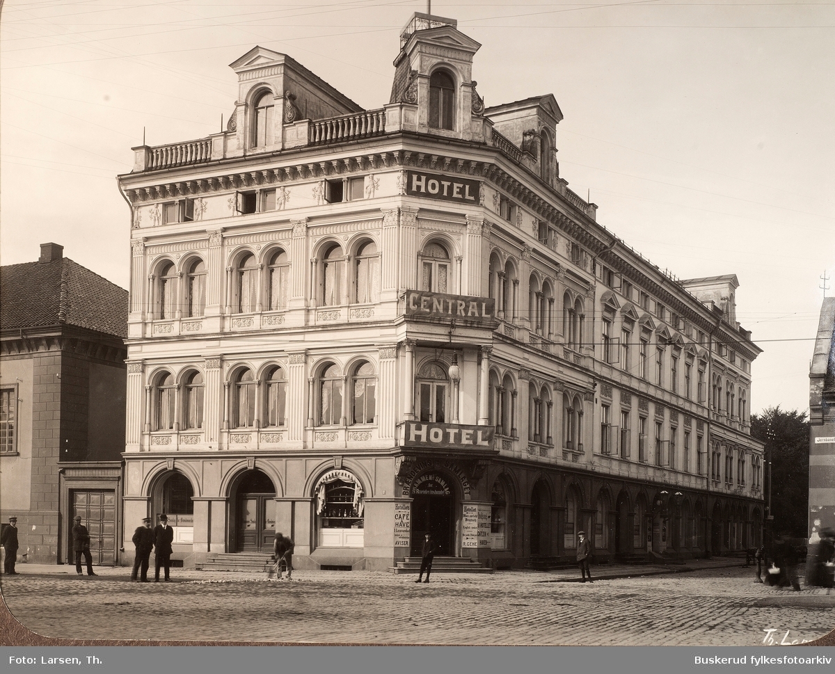 Drammen
Central Hotel ble innviet 19. desember 1877, og var det første hotellet i Drammen. Hotellbygningen ble oppført etter tegninger av arkitekt Henrik Nissen fra Kristiania
Bygningen rommet også brenneri Samlaget
