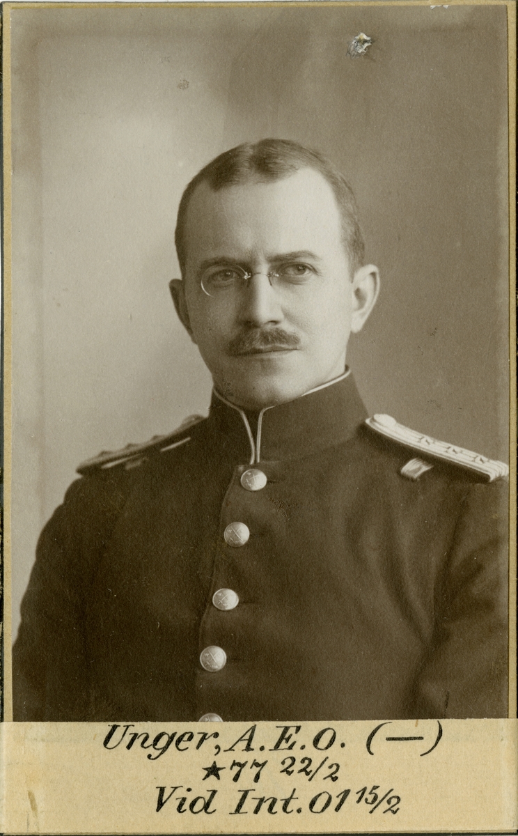 Porträtt av Arvid Evert Oscar Unger, officer vid Hälsinge regemente I 14 och Intendenturkåren.
Se även AMA.0009148.