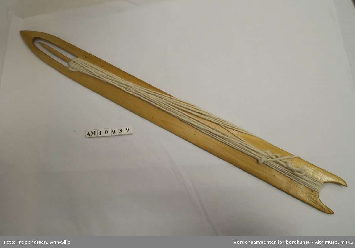 Form: Garnnåltype (Stor) med garntråd surret rundt nålen.